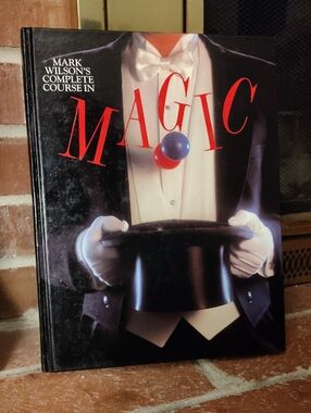 Mark Wilson's Complete Course in Magic - Black, White & Red Cover